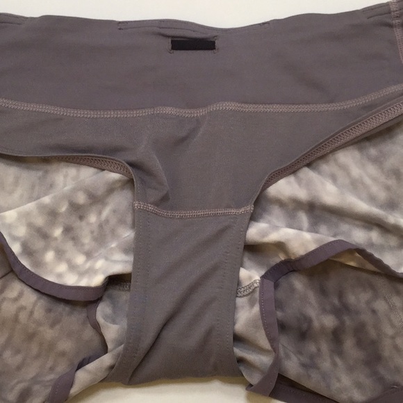 Lululemon Speed Short Snowy Owl 4 EUC - Picture 5 of 7